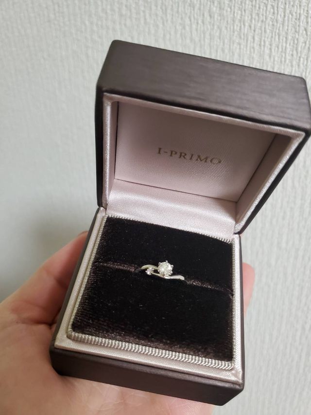 中央のダイヤの横に、少し離れて小さいピンクダイヤがある指輪