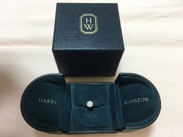 箱の上部が左右に開く、他にはないデザインです。