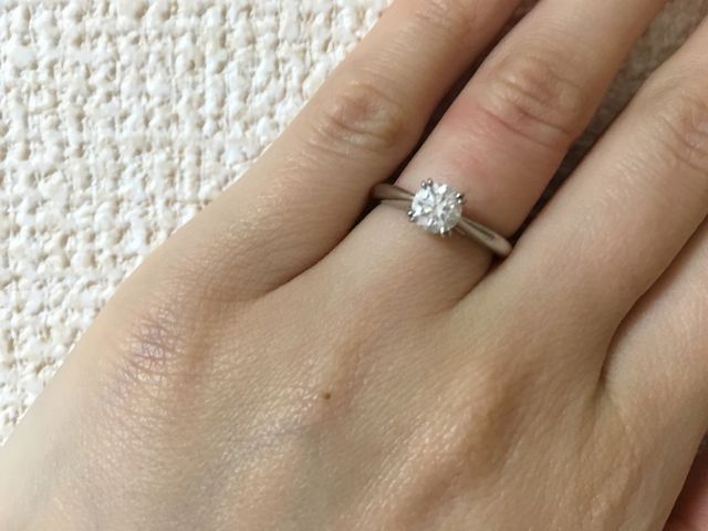 ダイヤを留めるツメが細く、ダイヤの輝きを引き立てます。