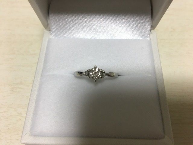 真ん中0.33カラット
両端0.04カラット