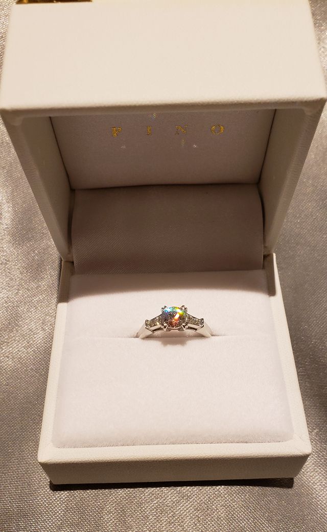 0.5カラットで、オーダーメイドのメレタイプです。