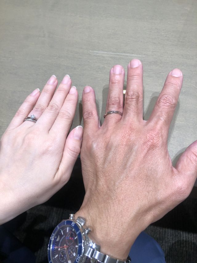 店頭で初めて指輪をはめた写真