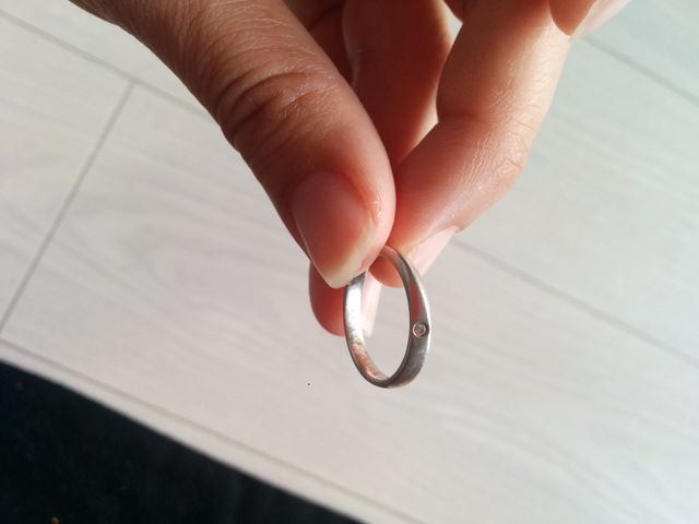 表面はザラザラぼかしたような加工でダイヤモンドがついている。