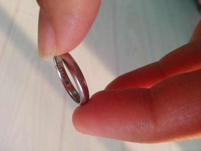 内側に青い石とメッセージ入り