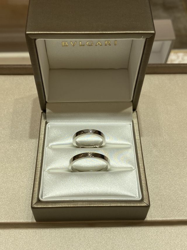 女性8号、男性20号で、ダイヤモンド入りの結婚指輪です。