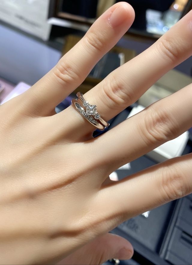 ロイヤルアッシャーカットの婚約指輪です（結婚指輪も重ね付け）