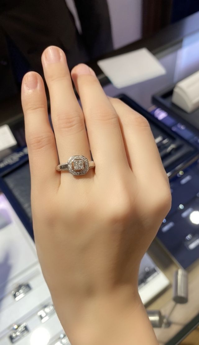 元々大きいダイヤモンドがさらに大きく見えるデザインです。