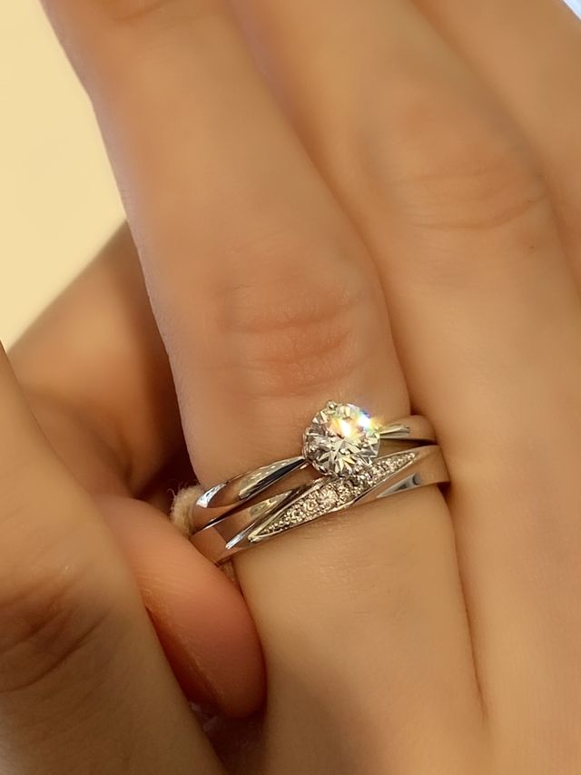 上は婚約指輪、下は結婚指輪で、重ね付けしてもとても綺麗です。