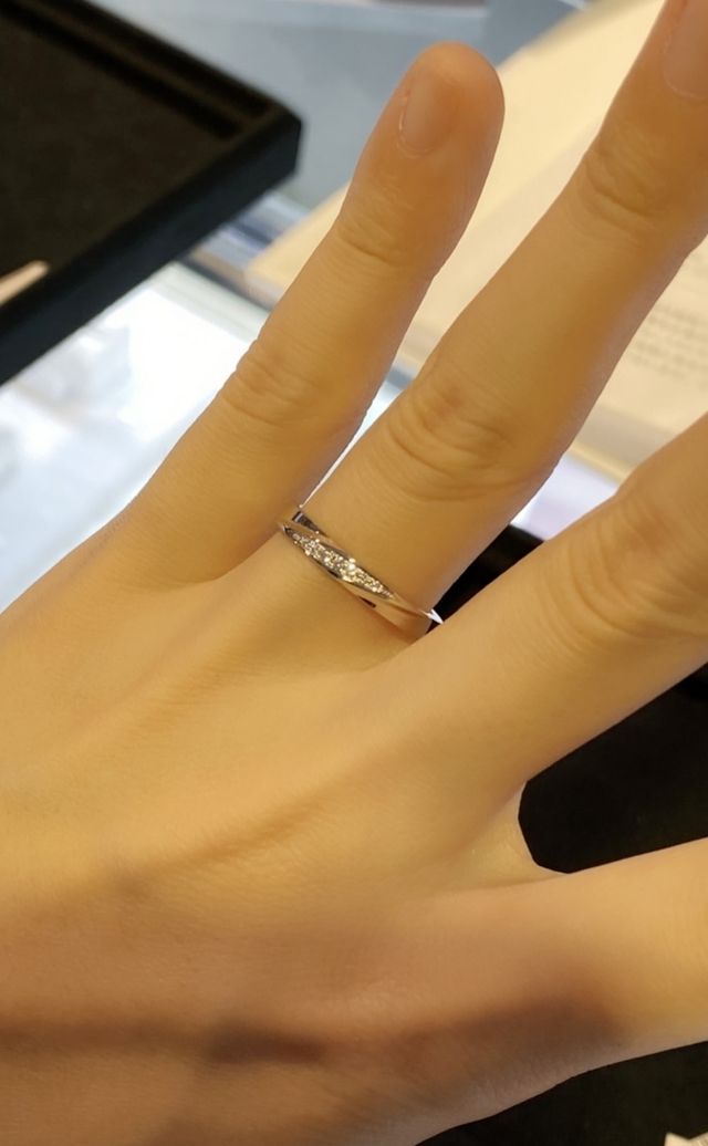 メレタイプで、ダイヤのまわりにはスタイリッシュな曲線入り。