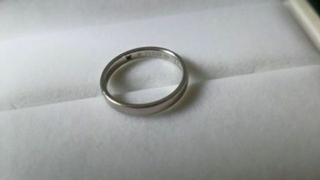 裏側に石とプラチナ純度が書いてあります