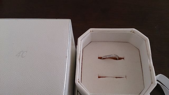 ガラスの蓋がついていて、名前、記念日等を彫れます。