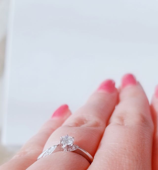 リングの正面にもメレダイヤが入っています