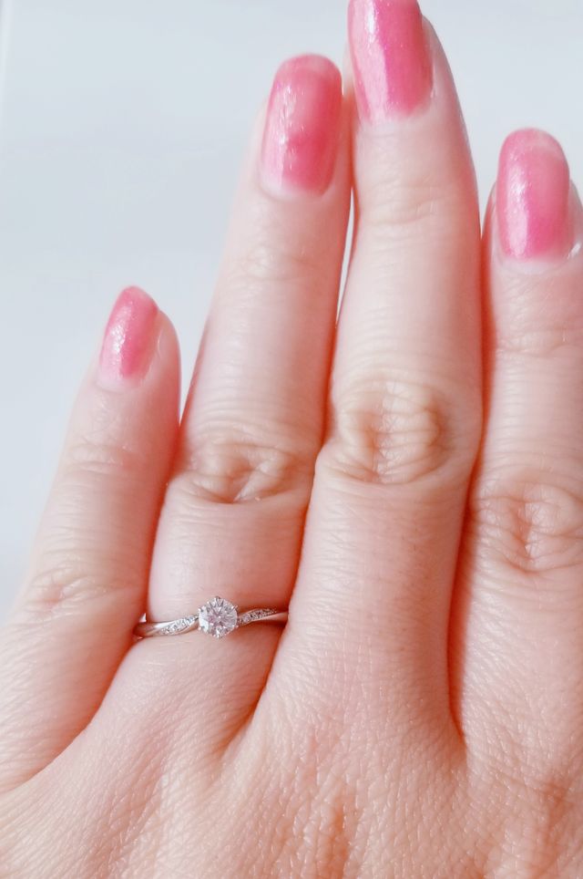 センターに向かって、メレダイヤが流れるようなデザインです