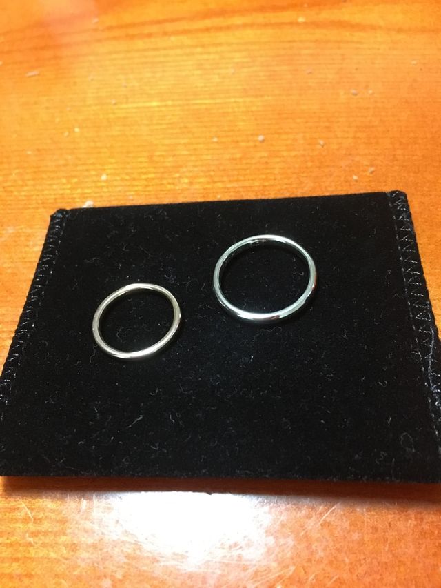 新婦がピンクゴールド、新郎がプラチナで作りました。