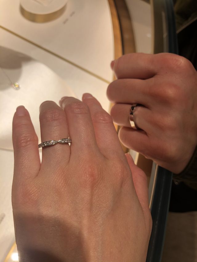 2人ともそれぞれ試着しています