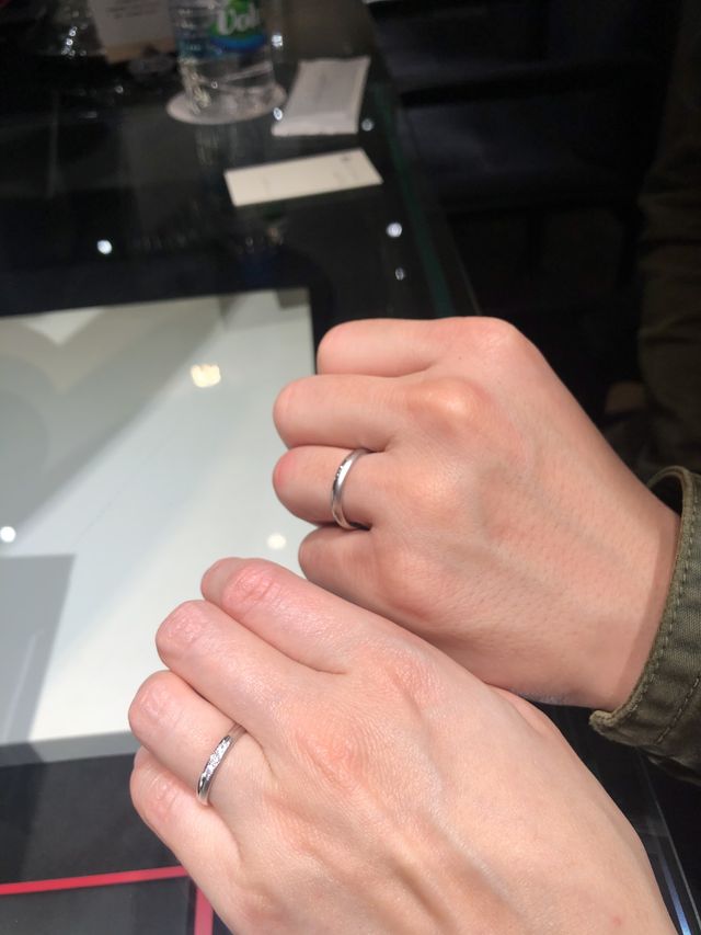 夫婦でそれぞれ試着しています