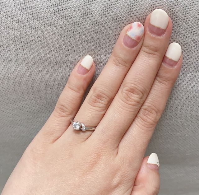 【婚約指輪・茜】
リングはv字デザインです。