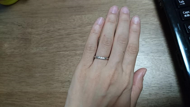 ダイヤが3つ付いてます