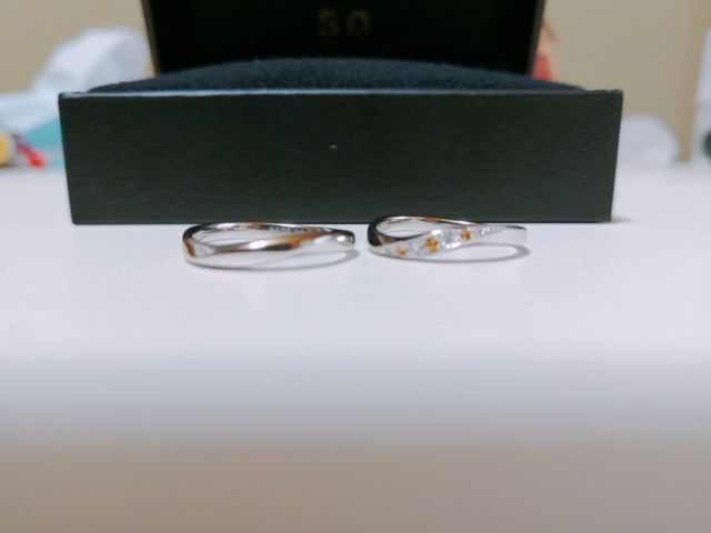 男性の内側にもカラーストーンが入っています。