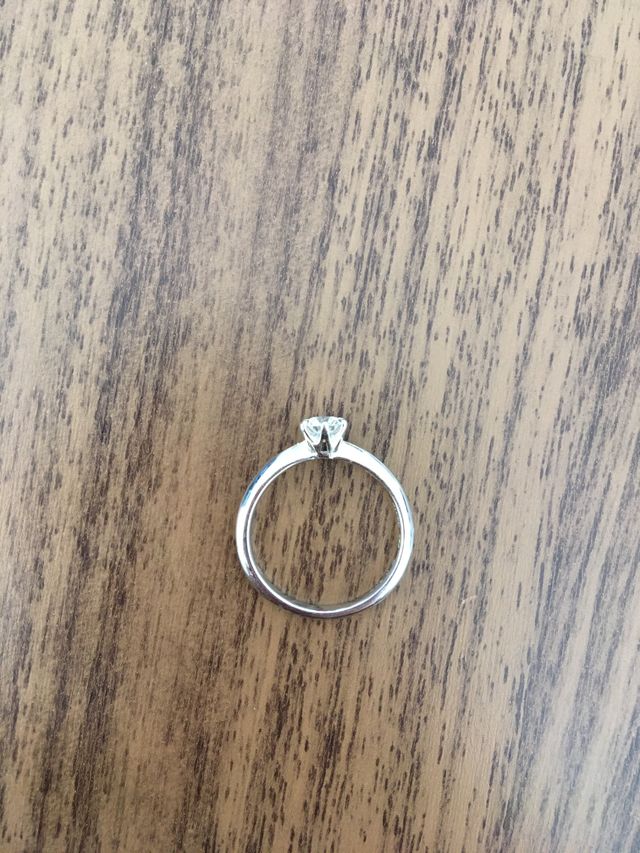 石の下に隙間があるので光が入り、着用時にとても輝きます。