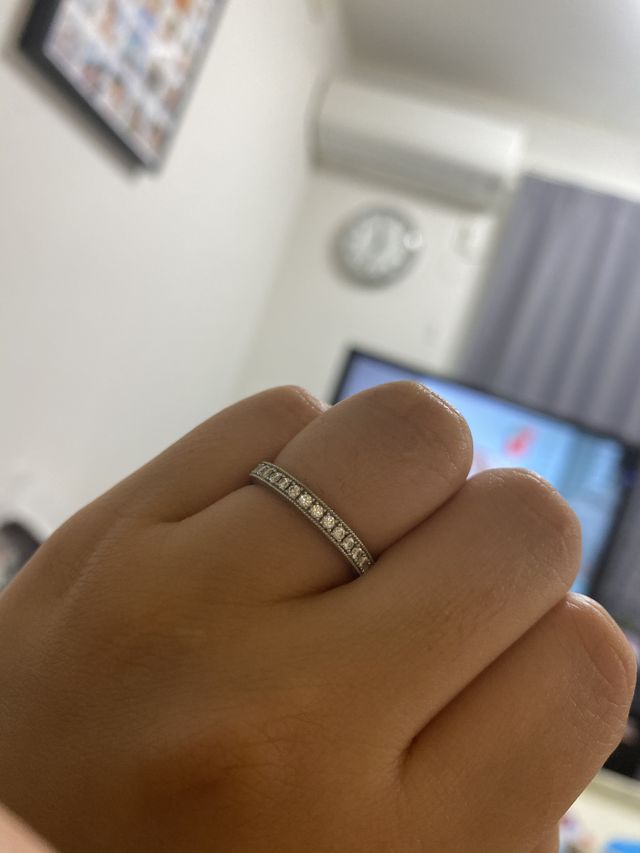 指輪を付けている写真
