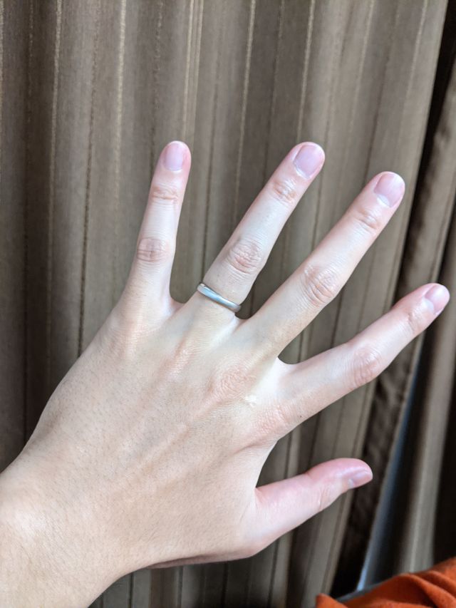 指輪を着けている写真