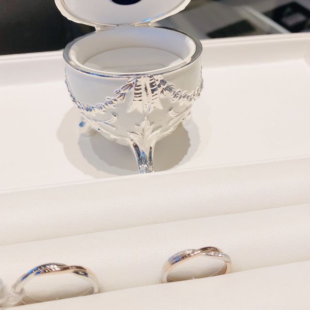 ペアの結婚指輪と専用ケース
