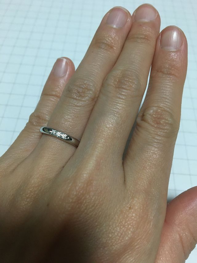 ダイヤが３つのった結婚指輪です。