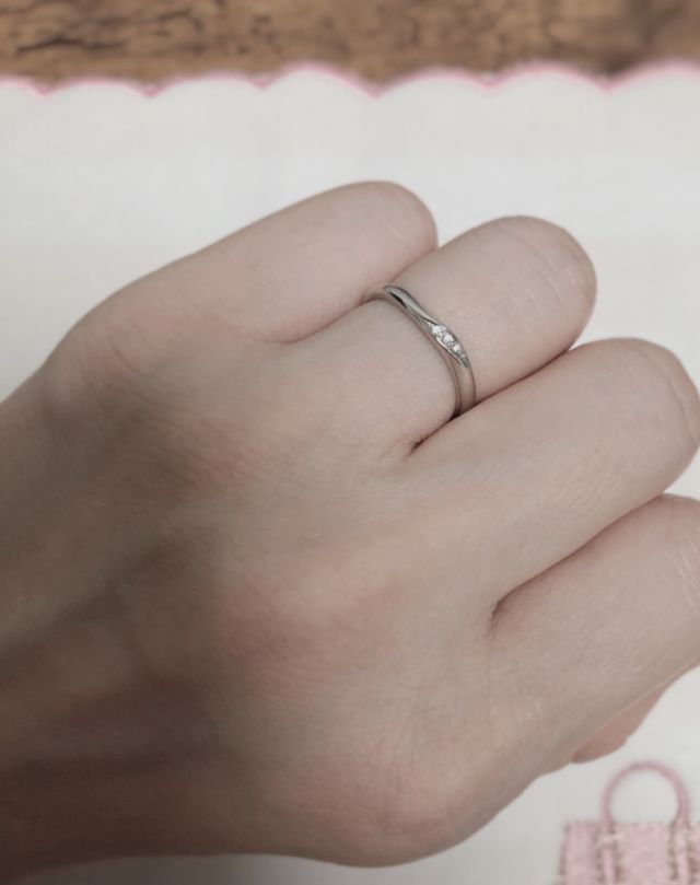 シンプルで上品なイメージ
メレダイヤがついています。