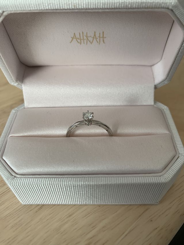 一粒のダイヤが印象的な指輪です。
