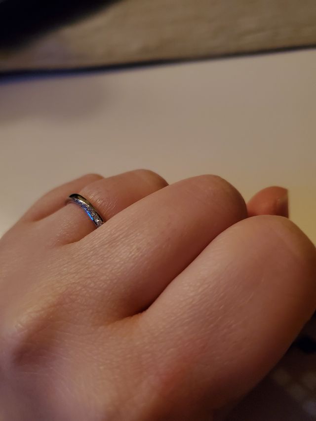 正面や横からもダイヤモンドが煌めくデザインです