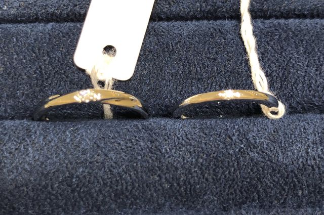 二つで悩んでいましたが相談に乗って頂き左側の指輪に決めました