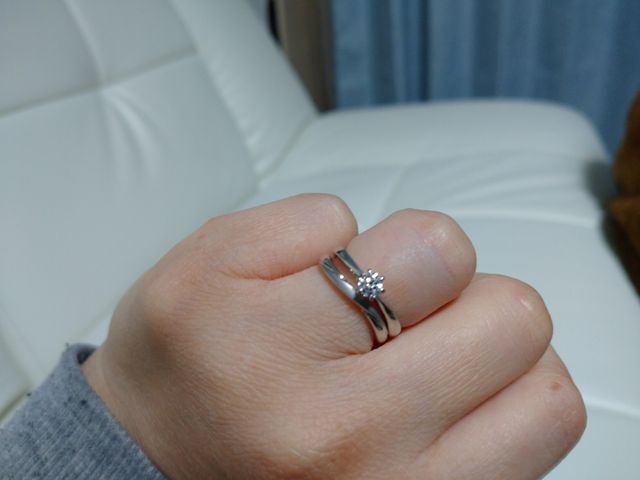 カーブを描いた半分マットな指輪