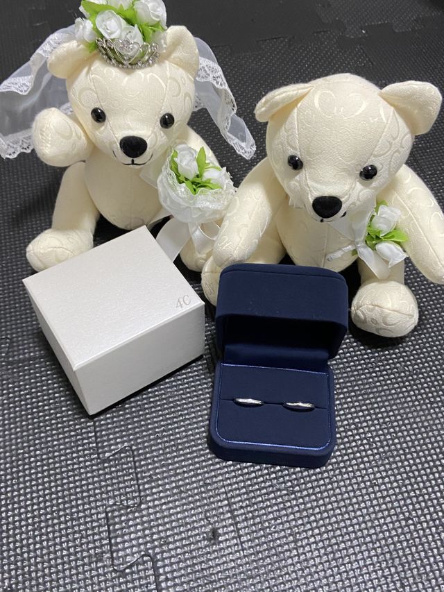 結婚指輪とくまのぬいぐるみ