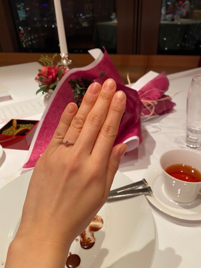 プロポーズ後に指輪を着けてもらいました