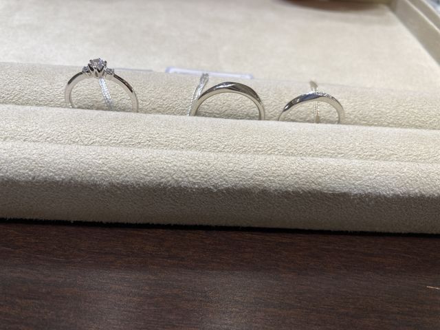 一番左の婚約指輪は大きなダイヤのサイドに小さなダイヤあり