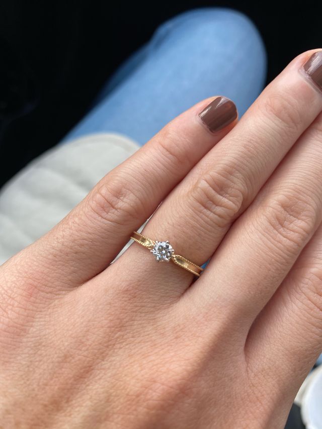 アンティークなデザインでゴールドが綺麗に冴えます。