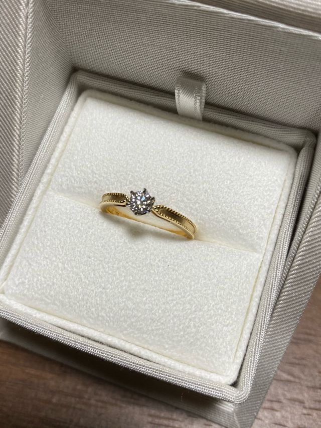 白い箱とゴールドが合います。