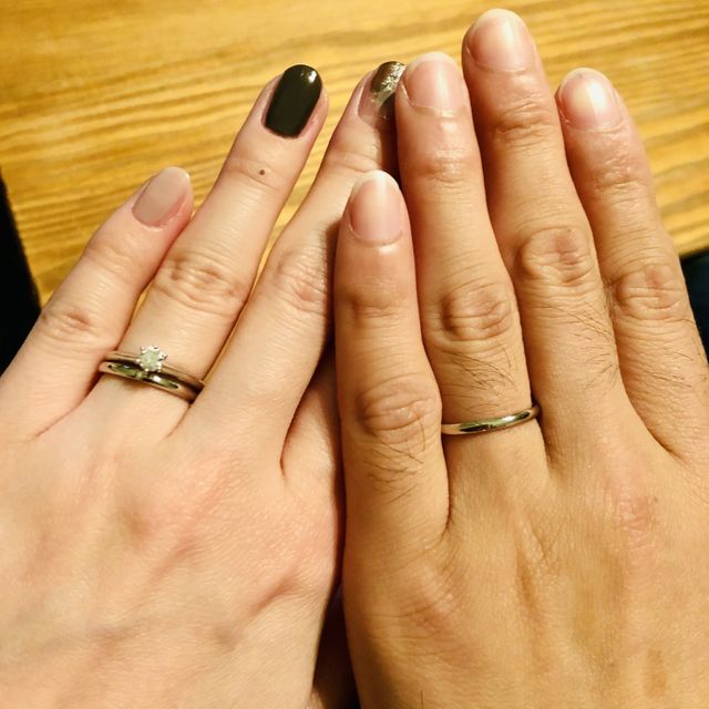 婚約指輪は他店のですが、重ね付けした時合うデザインにしました