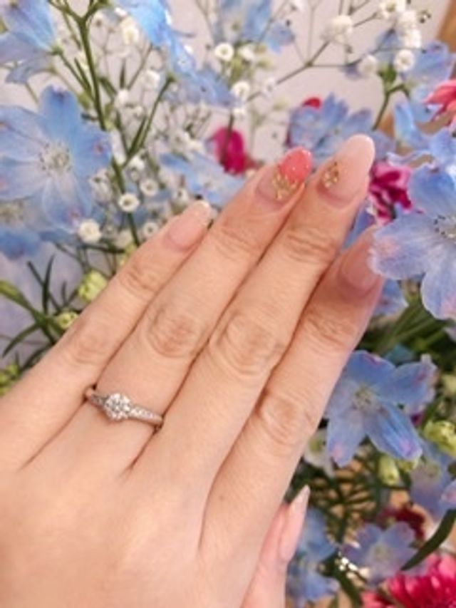 メインのダイヤが目立つタイプのデザインにしました。