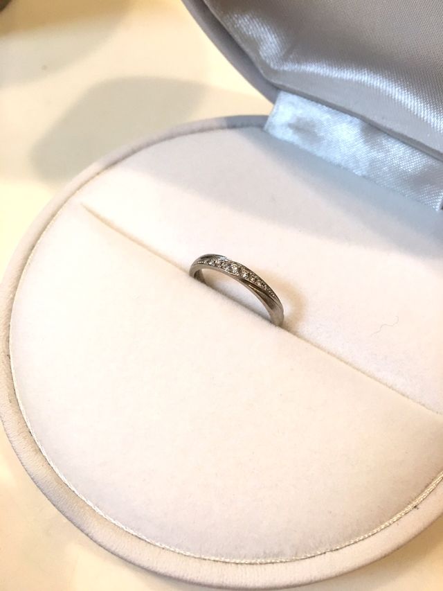 大小のサイズの違うダイヤモンドが特徴的な細めのリング