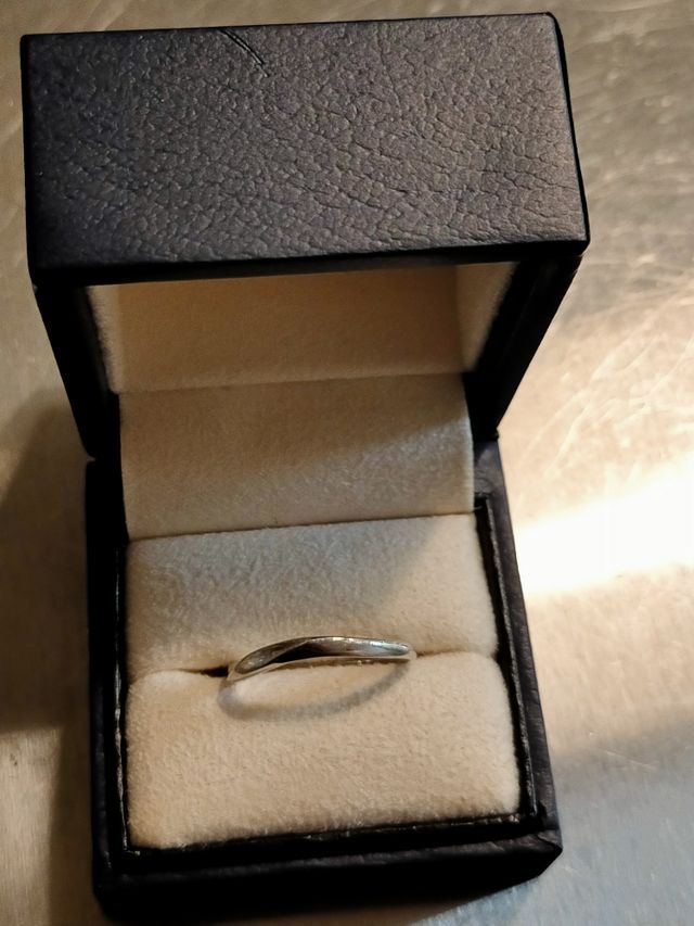 青色の箱に入っています。流れるようなデザインがオシャレです。