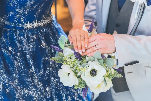 ブーケと一緒に撮影しました