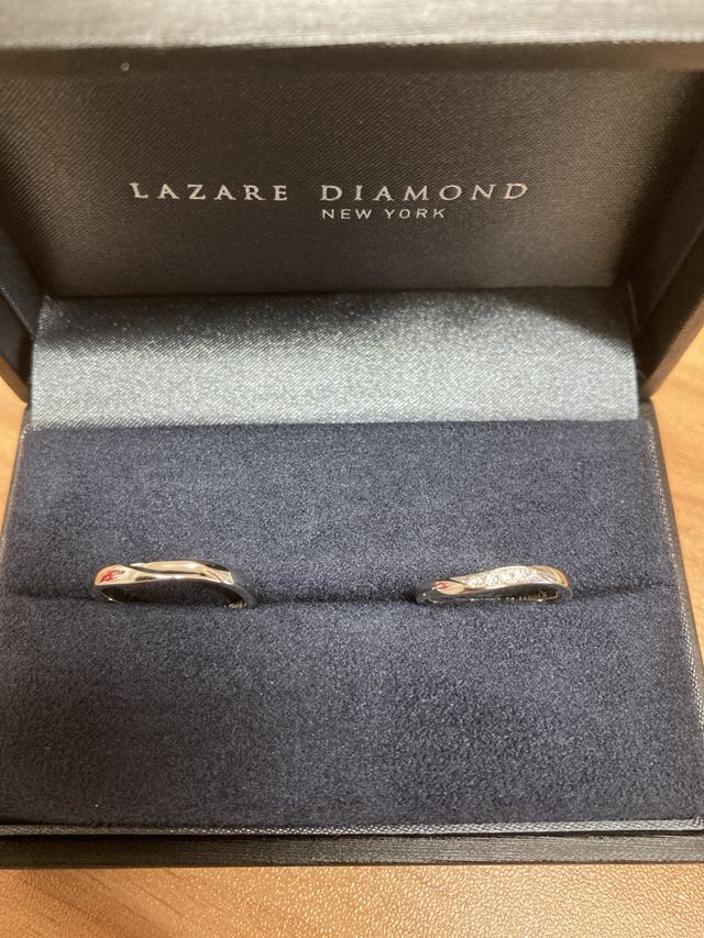 ペアの指輪写真になります。
女性用は8号サイズになります。