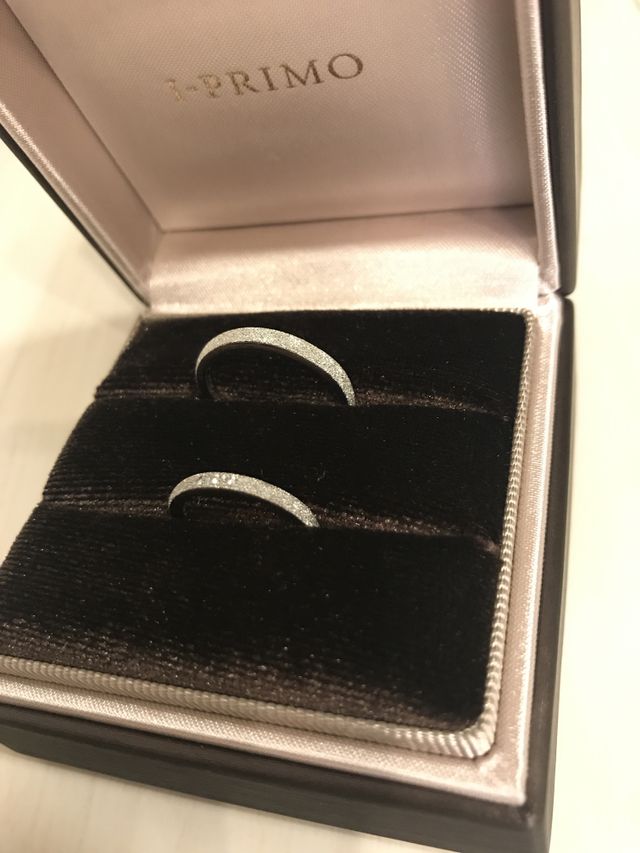 リングの半分がキラキラ加工になっていてとても綺麗です。