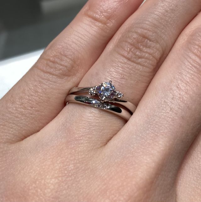 5石メレダイヤモンドが入っているのに、このさりげなさ。