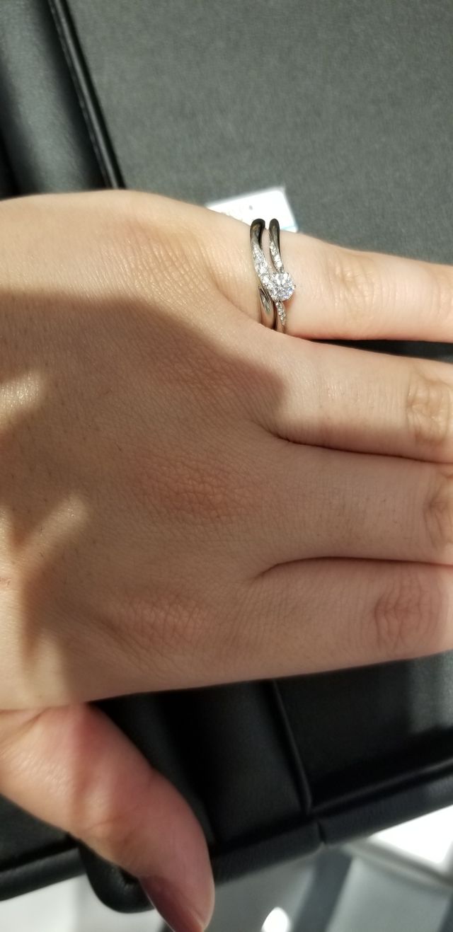 ウェーブラインにダイヤがセットされています