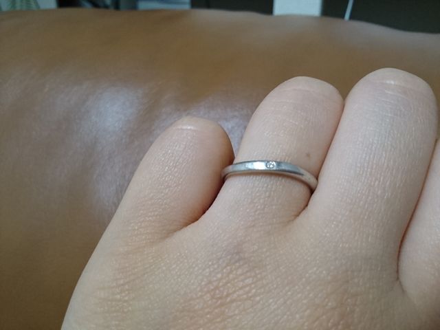 中心にダイヤがあります。