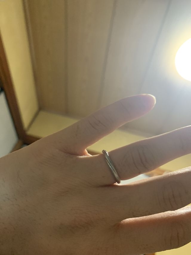 左手薬指につけてます