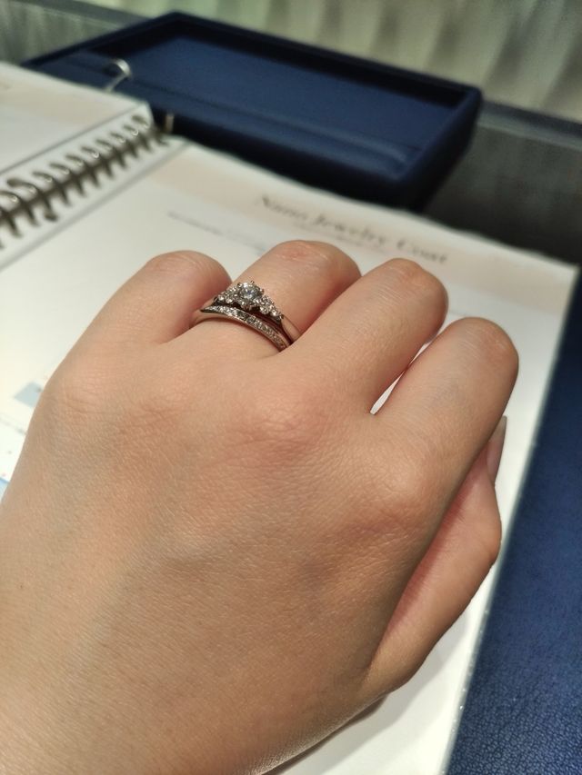 婚約指輪と結婚指輪の重ね付けです